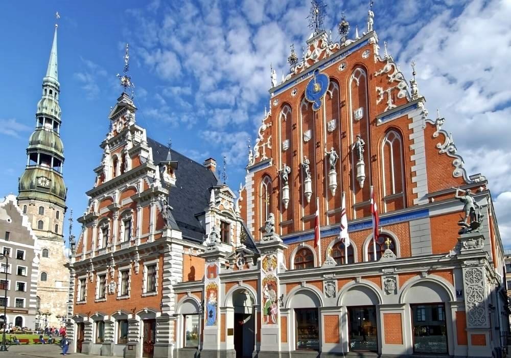 Das wiedererichtete Schwarzhäupterhaus von Riga am Markt von Riga 2015
